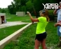 O femeie trage cu arma fără a lua în seamă reculul acesteia (VIDEO)