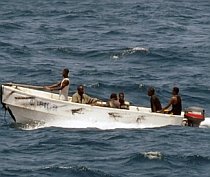 Piraţii somalezi au capturat un cargou grec, la bordul căruia se află şi un român
