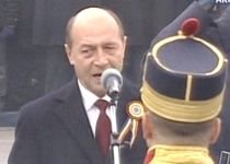 Orgolii politice la parada dedicată Zilei Naţionale: Băsescu nu dă mâna cu Iliescu şi Constantinescu
