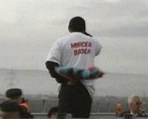 Tânăr în tricou inscripţionat "Mircea Badea" şi cu pene pe fund, la inaugurarea primului tronson din Autostrada Transilvania (VIDEO)