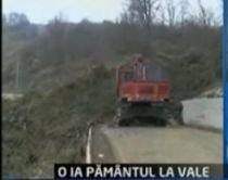 100 de familii, izolate, în urma unor alunecări de teren în judeţul Prahova (VIDEO)