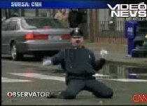 Îmbină utilul cu plăcutul: Un poliţist dansează într-o intersecţie (VIDEO)