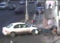O şoferiţă loveşte în plin două femei care circulau pe trotuar - IMAGINI ŞOCANTE