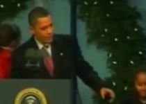 Familia Obama a aprins luminile bradului de Crăciun din Washington (VIDEO)