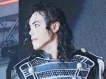 Sosia oficială a lui Michael Jackson a cântat într-un club din Piteşti (VIDEO)
