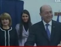 Traian Băsescu a votat la A.D. Xenopol, unde a fost aşteptat cu covorul roşu (VIDEO)