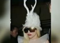Lady Gaga surprinde din nou: Pălărie de blană cu două coarne de ren (VIDEO)
