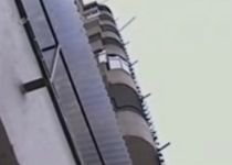 Oradea. Un copil de nouă ani lăsat nesupravegheat a căzut de la etajul cinci (VIDEO)