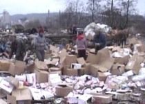 Alimente expirate descărcate la o groapă de gunoi, luate acasă de către localnici (VIDEO)