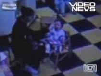 O educatoare din Italia a forţat o fetiţă de un an să înghită propria vomă (VIDEO)
