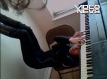 Cum se cântă la pian cu picioarele pe pereţi (VIDEO)