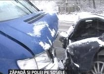 Grav accident pe E79 din cauza zăpezii. Un autoturism a lovit frontal un microbuz (VIDEO)