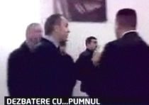 Ministrul de interne ucrainean, lovit cu pumnul de un deputat în pauza unei emisiuni tv (VIDEO)