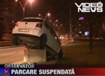 Bucureşti: A rămas cu maşina suspendată, în urma unui accident (VIDEO)