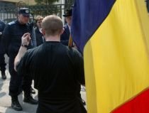 Conflict antisemit la Chişinău. Mai mulţi protestatari au dărâmat un simbol evreiesc