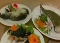 Delicatese culinare căutate de români: Coadă de crocodil, antilopă cu legume şi struţ la cuptor (VIDEO) 