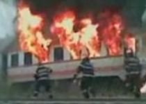 Tren plin cu navetişti, cuprins de flăcări în judeţul Suceava (VIDEO)