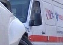 O ambulanţă în care se afla o femeie gravidă s-a răsturnat pe un drum înzăpezit