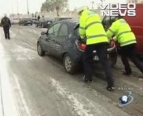 Zăpada le dă bătăi de cap poliţiştilor: Au împins maşinile din faţa Parlamentului (VIDEO)