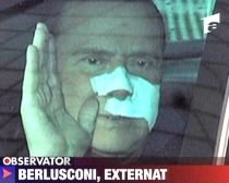 Berlusconi cu bandaje pe faţă: Imagini de la externarea premierului italian (VIDEO)