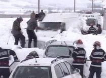 Traficul rutier, în continuare blocat în unele judeţe din cauza ninsorilor (VIDEO)