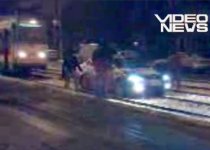 Un şofer neatent a aterizat cu maşina pe şina tramvaiului de pe Calea Rahovei (VIDEO)
