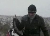 Doi hoţi moldoveni au fost prinşi după ce s-au pozat şi filmat cu aparatele furate (VIDEO)