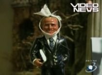 Statuetă cu Berlusconi bandajat la cap, la mare căutare în Italia (VIDEO)