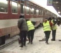Trenuri anulate şi întârzieri de peste 130 de minute din cauza zăpezii