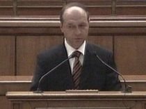 Jurământ în faţa Parlamentului: Băsescu I a predat atribuţiile prezidenţiale lui Băsescu II