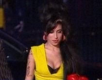 Amy Winehouse, din nou în vizorul poliţiei. Cântăreaţa l-a agresat pe directorul unui teatru