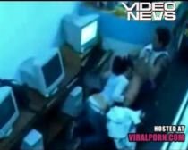 Cybersex, varianta live: Doi tineri s-au "dezlănţuit" într-un Internet Cafe - VIDEO