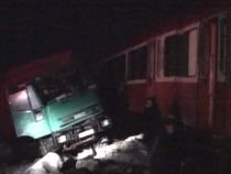 Camion încărcat cu bere, lovit în plin de tren (VIDEO)