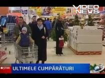 Ajunul Crăciunului: Hypermarketuri aglomerate în goana după cozonaci, carne de porc şi ouă (VIDEO)