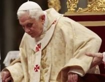 Papa Benedict al XVI-lea, doborât de o femeie din public în timpul slujbei de Crăciun