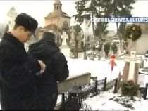 Zeci de nostagici au comemorat, la cimitirul Ghencea, 20 de ani de la moartea soţilor Ceauşescu
