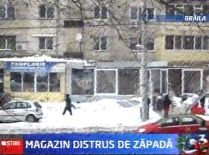 Brăila. Magazin distrus de un morman de zăpadă care s-a prăbuşit de pe acoperişul unui bloc (VIDEO)