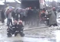 Inundaţiile continuă să facă ravagii: În Mehedinţi şi Gorj, mai multe gospodării au fost afectate (VIDEO)