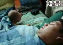 Un tată de coşmar: Bebeluş speriat de sforăitul tatălui (VIDEO)