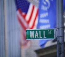 Wall Street ajunge la recordul pe 2009, impulsionat de vânzările de sezon
