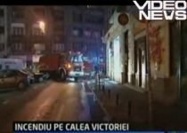 Incendiu pe Calea Victoriei din Capitală, după ce acoperişul unui bloc a luat foc (VIDEO)