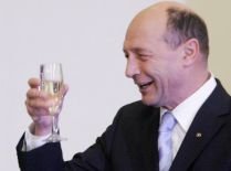 Băsescu a petrecut Revelionul în Sinaia, alături de soţie, fiica cea mică, Udrea şi Cocoş
