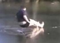 Sport extrem sau inconştienţă? Un om plonjează într-un lac îngheţat şi-apoi se chinuie să iasă (VIDEO)
