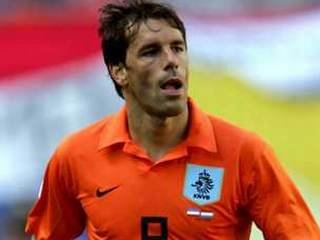 Adversar Urziceni: Liverpool se întăreşte cu Ruud van Nistelrooy şi Rafael van der Vaart