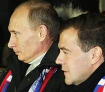 Fără probleme în 2010: Dmitri Medvedev şi Vladimir Putin schiază şi transmit urări de Anul Nou (VIDEO)