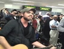 Blocaţi pe aeroport timp de mai multe ore: Să cântăm! (VIDEO)