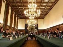 Miniştrii Cabinetului Boc recomandă populaţiei depozite în lei, dar îşi ţin economiile în euro