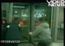 Nu-i de glumă cu uşa rotativă: Un rus, lovit în timpul unui joc - VIDEO