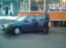 Un gălăţean şi-a parcat maşina pe linia de tramvai (VIDEO)