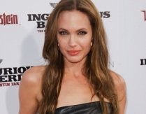 Angelina Jolie a ajuns numai piele şi os (VIDEO)